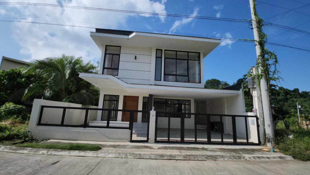 For Sale: House and Lot in Robinsons Montclair